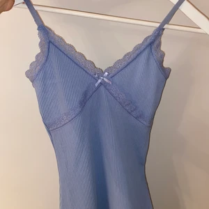 Ljusblå klänning  - Ljusblå klänning från Hm. Den sitter tajt på men inte så att det är obekvämt eftersom den har väldigt mycket stretch. Helt ny har aldrig använt 💕