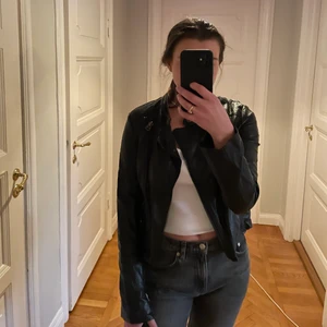 Fake läder jacka - Säljer denna fake läder jacka köpt på Topshop för ett antal år sedan. Använd men fortfarande en del kvar att ge. Kolla gärna in några andra av mina kläder så kan jag säkert erbjuda ett paketpris eller bjuda på frakten 🤗