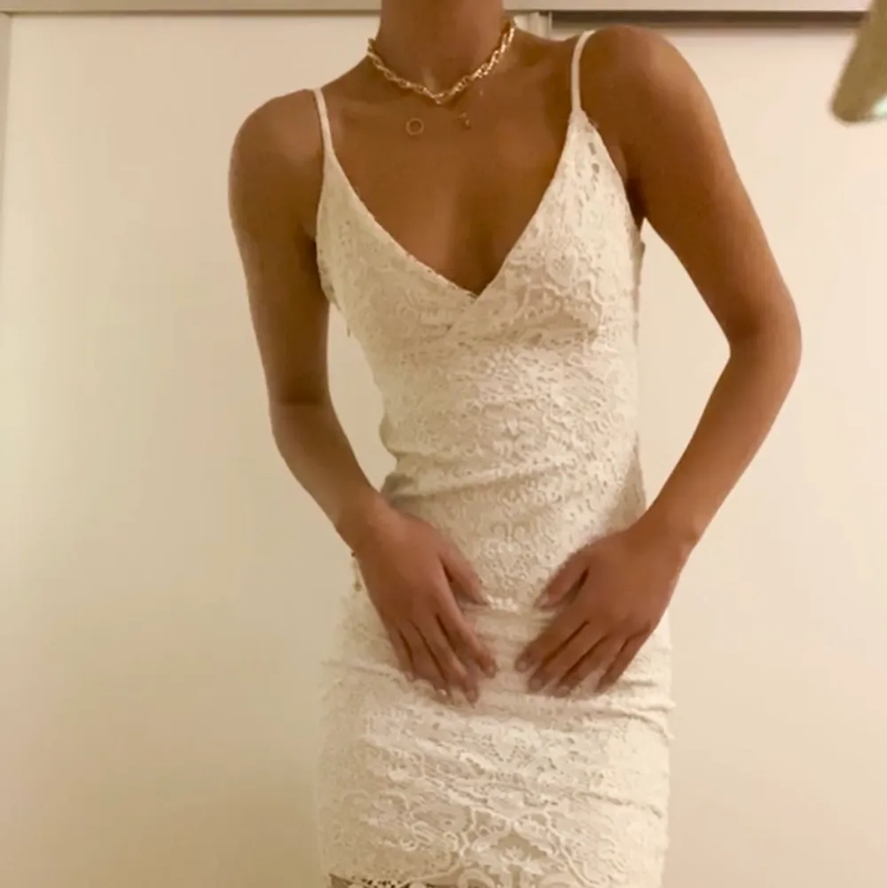 Suuuper fin vit klänning som tyvärr inte kommit till användning, helt oanvänd med lappen kvar!😊🤍 (går ej att köpa längre då den köptes för ett bra tag sedan). Klänningar.