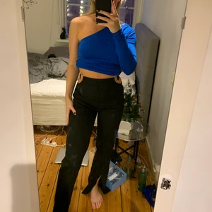 Svarta kostymbyxor  - Svarta kostymbyxor med cutout och slits från prettylittlething. Sååå snygga jag älskar dom men tyvärr lite små för mig i midjan. Det finns dragkedja bak och dom är långa på mig som är 170cm. Storlek UK 8, alltså ungefär 36. Prislapp kvar och aldrig använda. Frakt tillkommer