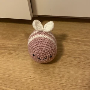 Virkad humla  - Handgjord virkad humla. Rosa färg. Material; aktylgarn, polyester vadd, platsögon. Mått: ca 10,5 cm • 8,5 cm. Frakt inom Sverige ingår i priset. Betalas med Swish. 