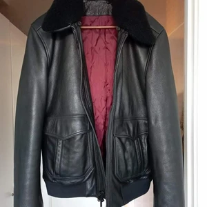 Blk dnm skinnjacka M - Fint skick! Inköpspris 12 000 kr. Avtagbar fårullskrage. Storlek M. Koläder.