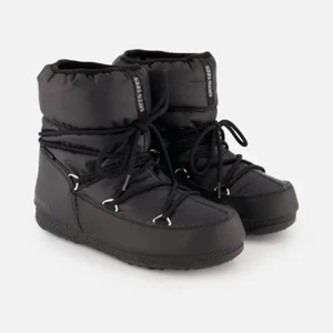 Moon boots - Säljer mina super snygga låga moon boots i bra skick. Säljer pga att dom tyvärr är för små🥰 Köpta för 2000kr