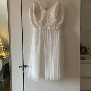 Världens finaste Cocktailklänning i tyll - Klänningen är från Laona och är slutsåld överallt! Den har pärldetaljer och tyllkjol. Design så pris startar på 400/500! Använd en gång:) kan skicka egna bilder, säljes pga för liten runt bysten ;(