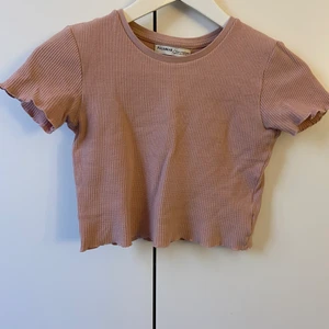 Pull&bear topp - Jätte gullig pull&bear topp i storlek xs💗 säljer pågrund av att den inte kommer till användning💗väldigt fint skick då jag bara använt den fåtal gånger💗 jag skulle säga den är xxs då den är ganska liten i storleken💗