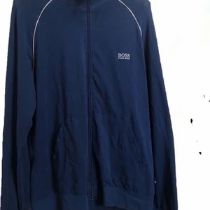 Hugo Boss tröja - Ganska tunn, har haft denna ett bra tag men den är fortfarande i bra skick.