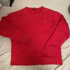 Acne Studios crewneck strl S - Säljer min snygga acne tröja då den blivit för liten, bra skick använd få gånger. Kom privat för fler bilder eller funderingar❤️