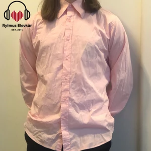 Rosa skjorta - Rosa skjorta i strl L. Säljs av Rytmus Stockholms Elevkår, alla kläder som säljs har skänkts utav elever på Rytmus och de pengar som samlas in från klädinsamlingen ges oavkortat till WWF. Ta chansen och köp fina kläder second hand och bidra på samma gång till att bevara miljön!