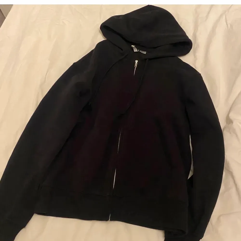 Super snygg och basic zip hoodie från hm i L så lite oversized. Passar alla från xs till L berodde på om man vill ha den oversized eller inte! Använd sparsamt, frakt tillkommer 💖.   Lånade bilder. Hoodies.