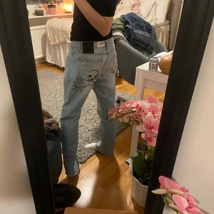 Jeans - Säljer dessa balla jeans som har väldigt coolt tryck på ena benet💕