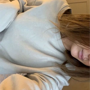 Beige sweatshirt - Biege sweatshirt från HM, aldrig använd typ och väldigt bra i storlek för mig som är 170 🤍🤍🤍 köpare står för frakt 