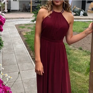 Balklänning - Säljer min superfina vinröda balklänning! Använd endast en gång! 🥰 köptes för 900kr