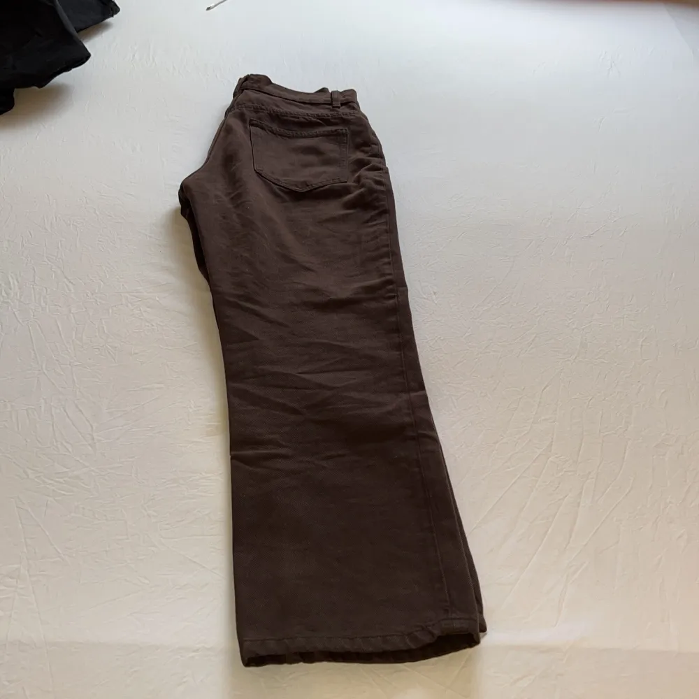 Mörkbruna byxor / jeans från Zara! Knappt använda. Högmidjade! Inga bud, säljer till första som matchar pris! ❤️❤️. Jeans & Byxor.