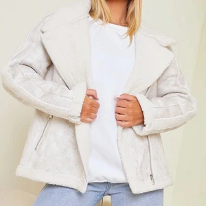 Mockajacka med teddy fur - Mockajacka med teddypäls från Pretty Little Thing (ej äkta mocka eller päls!). Storlek 4, passar 32-34 (oversized). Använd 1 gång så i nyskick, säljs då jag har för många jackor. Frakt tillkommer om den ska fraktas. Perfekt till både vinter och vår!