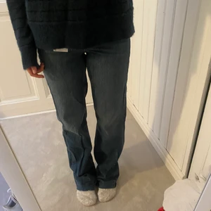 Zara jeans - Säljer dessa två snygga jeans från zara. Storlek 34 och har i både blått (första bilden) och grått (andra bilden). 250kr styck. De blåa är aldrig använda och har lappen kvar. De gråa är använda max tre gånger