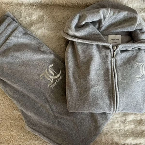Juicy couture stl. 12-13 - Helt nytt sätt säljer pga att sättet var för stort på mig som är 150cm lång. Sättet kostar 1200kr men säljer det för 800kr. 