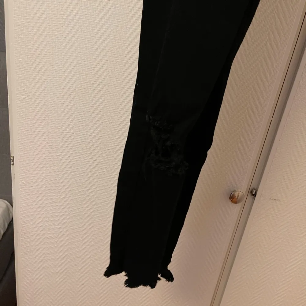 Svarta jeans från FashionNova i strl 5 (36/38). Lite kortare i längden och slitningar framtill och nere vid anklarna. 200:- 🤍. Jeans & Byxor.