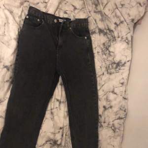 Svarta jätte fina jeans, aldrig använt, pris kan diskuteras privat!