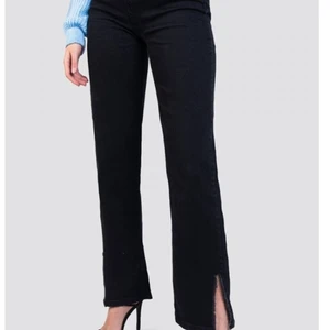 Jeans, Madlady - Jeans ifrån Madlady x Ida Carlsson, har slits längst ner.                Strl 34 längd 33.                                                                          Säljer pga för små.                                                                          Säljer för 150kr, tillkommer frakt