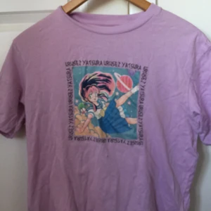 Anime t-shirt - Anime t-shirt. Använd en gång. Säljer för att jag inte tittar på anime. Den har dock ett pyttelitet hål som man inte märker. Pris kan förhandlas.