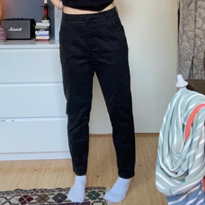 Kostymbyxor - Från Bik Bok, i mom jeans modell typ? Gillade att ha dem lite oversized och lågmidjat förut men de har nu blivit försmå för det ❤️ man kan ha dem både och, men tror de är sydda för att vara högmidjade.