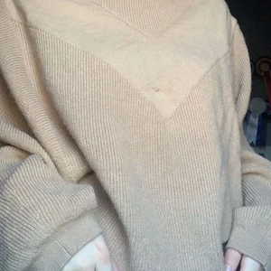 Gullig Mörkbeige Sweatshirt :) - En höstig myströja :-) Jag har haft den i cirka 1-2 år men den är knappt använd. Har ett litet igensytt hål i mitten men annars är den i bra skick :) Jag är inte säker på vad det är för märke på den då lappen är bortklippt, men jag gissar på att den är från h&m. Åker upp vid magen då den är ganska kort