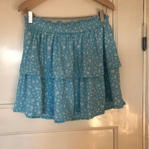 Blå kjol - Blå kjol från hm. Köpt i barcelona i somras. Använd Max 5 gånger. Storlek l men skulle säga att den passar m också. Skriv vid intresse💕