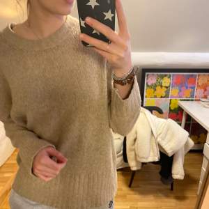 Jätte fin beige stickad tröja ifrån Zara 💘 Knappt används, ej Nopprig