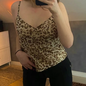 Gulligt y2k linne - Jätte fint linne med leopard liknade mönster, super fina detaljer och använd ett fåtal gången. Knappar vid ryggen och mesh liknande material ovanpå. Väldigt bra skick, inga defekter💗