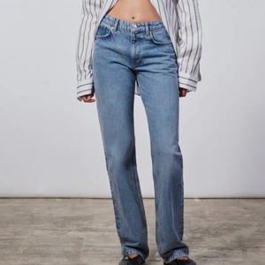 Zara mid waist blåa jeans strl 34 - Klassiska zara jeansen med mid waist i storlek 34, slutsålda hos Zara atm. Sjukt snygga men dock för små för mig, därav säljer jag dom. Aldrig använda och har kvar prislappen! BUDA 🥰🤩