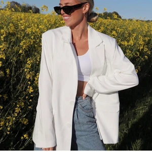 Vit kavaj  - Frakt tillkommer 66kr