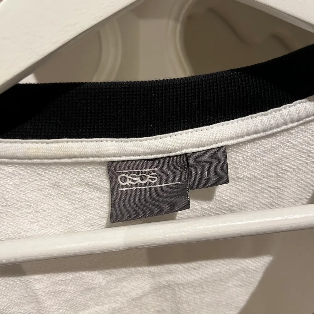 Säljer denna tröja från ASOS. Använd ett fåtal gånger men legat mest i garderoben, därav att den är så skrynklig. Stryker den sjävklart innan fraktning. St L. Köparen står för frakten💕. Tröjor & Koftor.