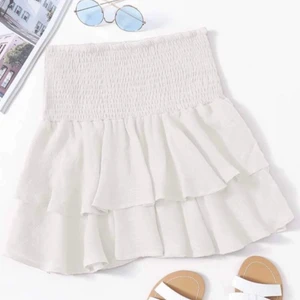 Vit volangkjol - INTRESSEKOLL! På min vita volangkjol från SHEIN, obs lånade bilder då min är för liten och inte är passande att lägga upp! Endast testad då den somsagt är för liten och köpt för ca. 120kr. Skriv privat för mer bilder. Storlek Xs/s. Köparen står för frakten💕💕