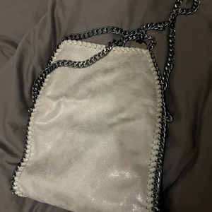 Stella McCartney liknande väska - Jätte fin väska som är andvänd fåtal gånger, inga skador eller liknande, det är en Stella McCartney liknande väska . Jätte fin modell och färg❣️