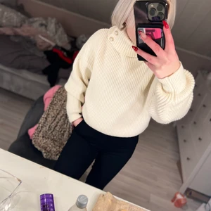 Mysig tröja - Krämvit mysig och varm polotröja, med guldiga knappar på kragen. Overzised modell🤍