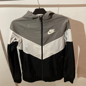 NIKE - NIKE SKALJACKA storlek 147-158 oanvänd 