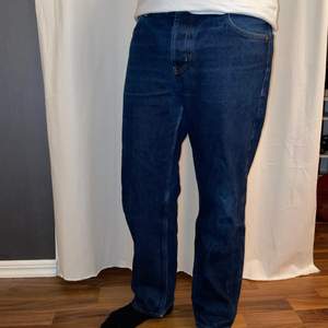 Säljer ett par mörkblå sweet sktbs jeans. Använda men fortfarande i snyggt skick. Hör av er vid fler bilder eller frågor!