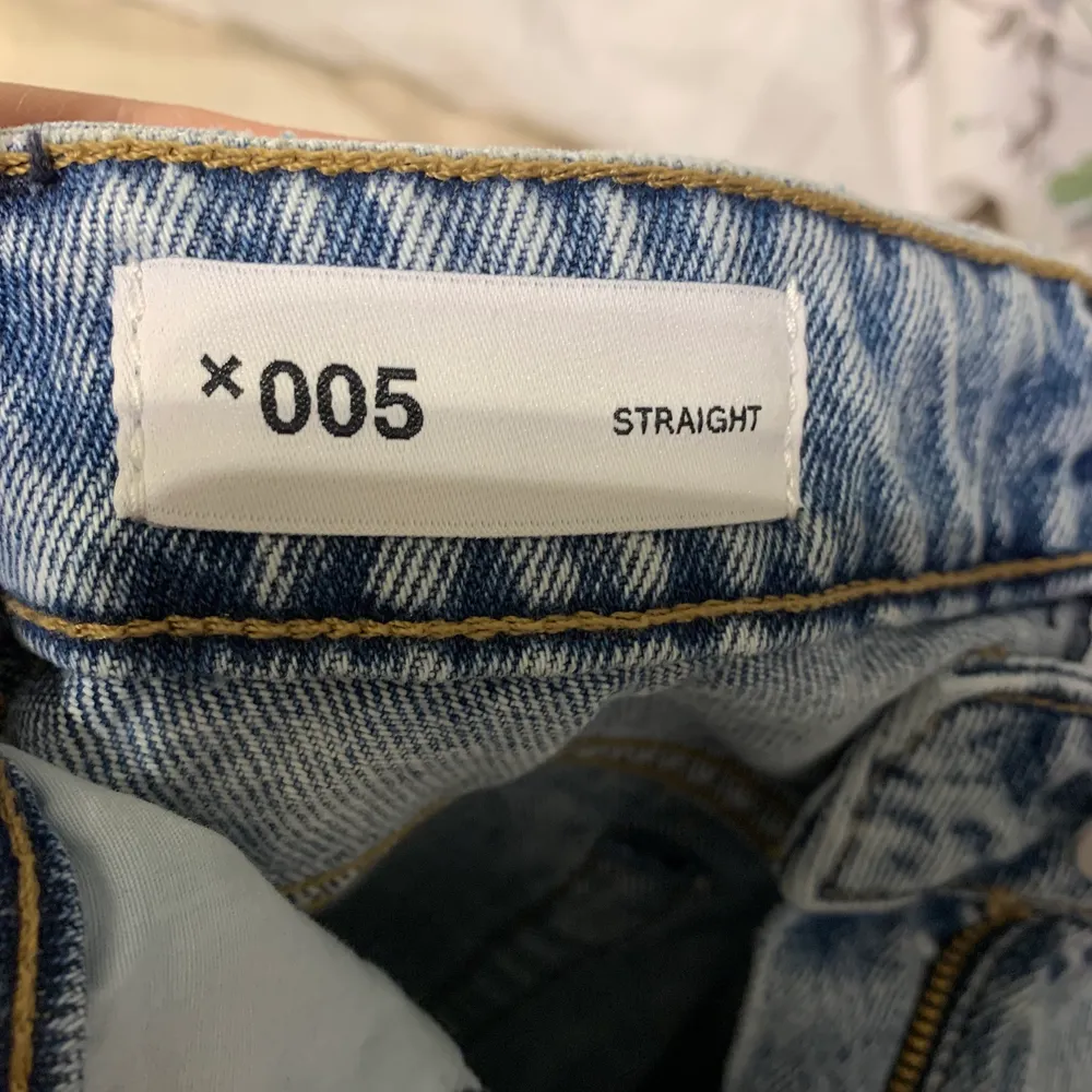 Helt nya och oanvända jeans i modellen straight. Jeansen är lite mörkare i verkligheten. Säljer pga att de är för små för mig. Nypris 299:- . Jeans & Byxor.