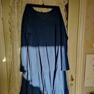 Blå klänning - Söt tunn klänning i någon form av linnestyg. Står S på storlekslappen men skulle definitivt säga L