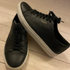 Sneakers - Arigato sneakers köpta för ett år sen, måttligt använda. Väldigt fint skick. Köparen betalar frakt