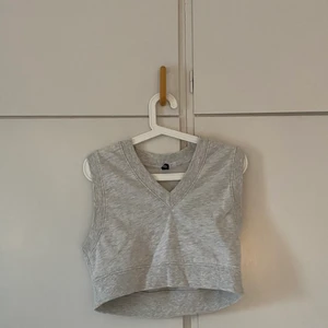 grå väst  - säljer denna gråa väst från h&m. tröjan är i storlek s och är använd 1 gång. säljer då jag inte får användning för den. står inte för postens slarv och köpt=köpt, betalning sker via swish. 25kr+frakt