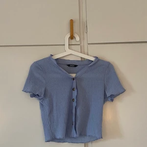 blå t-shirt  - tröjan är från shein och är i storlek s, sitter perfekt på mig som vanligtvis har storlek s på kläder. säljer då jag inte får användning för tröjan!, står inte för postens slarv och köpt= köpt. betalning sker via swish! säljer tröjan för 20kr+ frakt