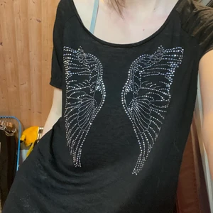 T-shirt med vingar - Cool T-shirt med vingar av rhinestones.