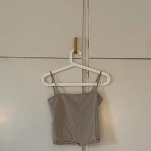 grå/ beige linne - linnet är i storlek m och är använt ca 2 gånger. säljer pågrund av att jag inte kommer få användning av det. står inte för postens slarv och köpt=köpt. betalning skrev via swish 