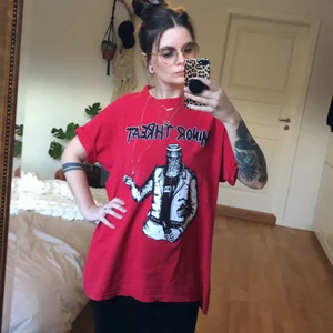 Vintage t-shirt - Säljer här en röd vintage t-shirt med Minor Threat tryck på. Ascool som oversize så passar alla! 💀
