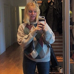 Argyle sweather - Jättefin stickad tröja från uo vintage! Använd väldigt lite och i fint skick. Storlek står ej på den men skulle säga att den passar allt mellan xs och l då den sitter oversized