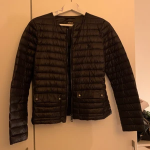 Polo Ralph Lauren Jacka - Säljer min Polo Ralph Lauren jacka som jag använt ca 5 gånger. Super fint skick, inga defekter osv förutom att några bokstäver inne på jackan har försvunnit, se bild 3. Utöver det o super skick. Denna modellen säljs inte längre och finns därför inte och få tag på mer. Storlek S och nypris är ca 2000.