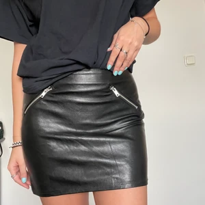 Skinnkjol - 🖤En snygg kjol i mjukt ”skinn” material. Passar XS/S. Frakten kan bli mer eller mindre beroende på vilket paket den får plats i!🖤