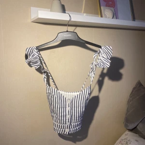 Topp med korsad rygg 🥰 - En jättesöt topp från h&m som har en korsad rygg. Säljer på grund av att den inte kommer till användning längre. Men passar perfekt till sommaren !!