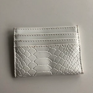 Korthållare  - Vet inte riktigt vart denna korthållaren är ifrån, HSR en likadan i svart som jag använder hela tiden men denna kommer inte till användning ❤️